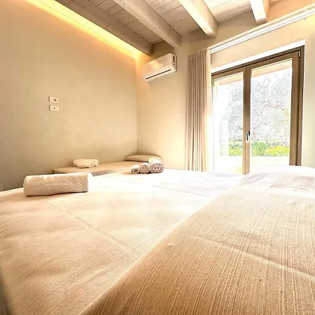 'e Petri Villa *